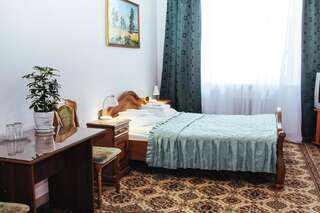 Отель Hotel Sluch Starokostyantyniv Бюджетный двухместный номер с 1 кроватью или 2 отдельными кроватями-2