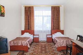 Отель Hotel Sluch Starokostyantyniv Бюджетный двухместный номер с 1 кроватью или 2 отдельными кроватями-4